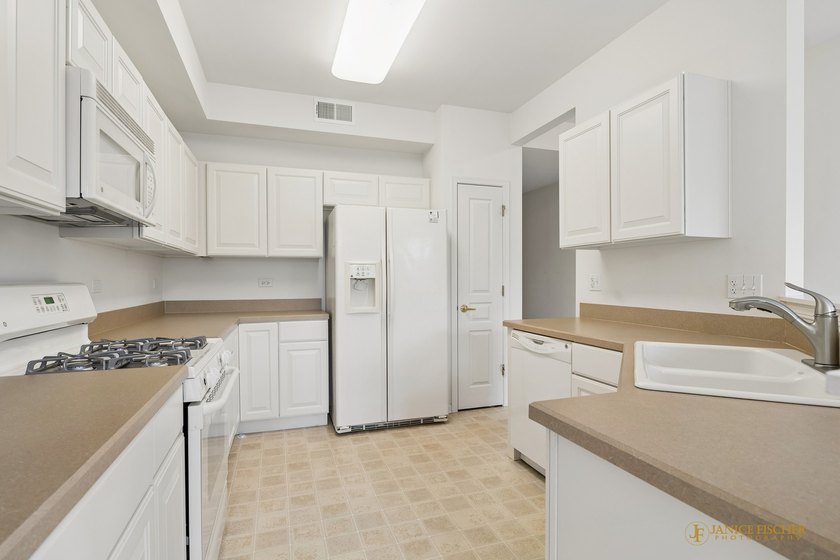 Welcome to this delightful 2-bedroom, 2-bathroom , York model - photo 3