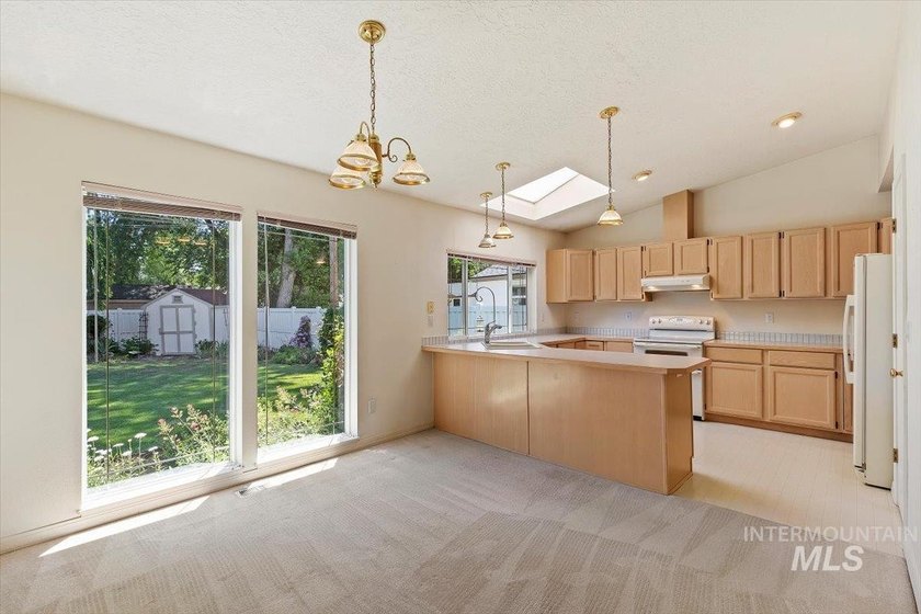 Rare opportunity to own a single-level townhome in Boise's - photo 8