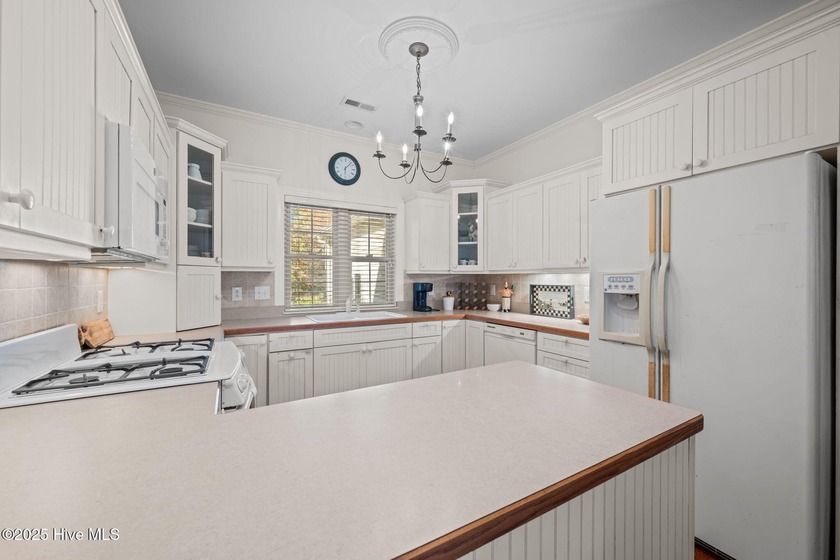 Beautiful 3-bedroom, 3-bath WATERFRONT home on two wooded lots - photo 24