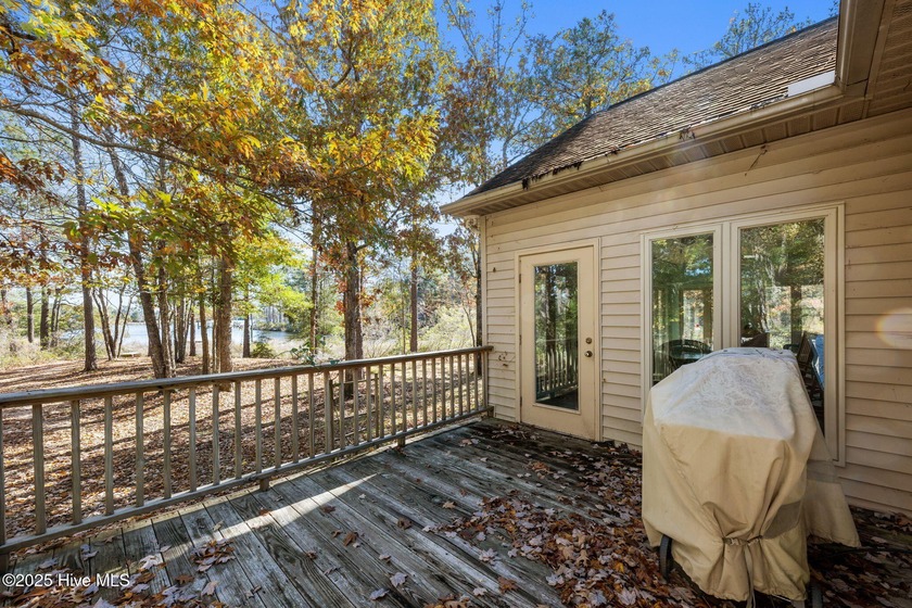 Beautiful 3-bedroom, 3-bath WATERFRONT home on two wooded lots - photo 40