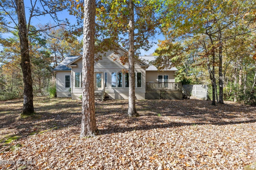 Beautiful 3-bedroom, 3-bath WATERFRONT home on two wooded lots - photo 42