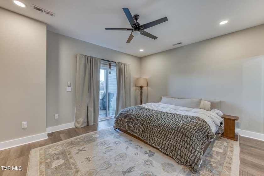 Modern Lakefront Luxury-Mountain View on Boone Lake Welcome to - photo 10