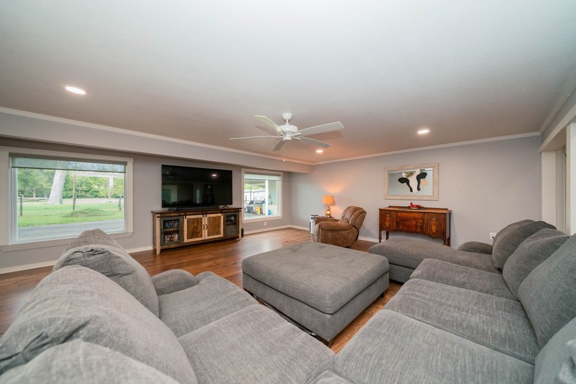 Just minutes from Lake Jacksonville, this beautifully renovated - photo 4