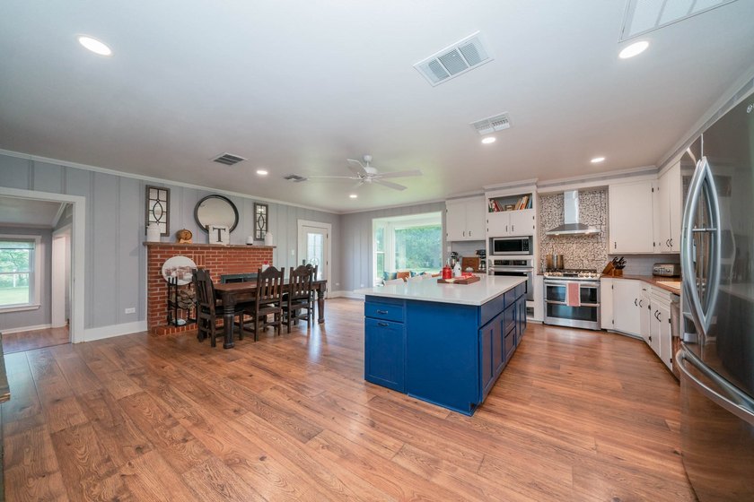 Just minutes from Lake Jacksonville, this beautifully renovated - photo 5
