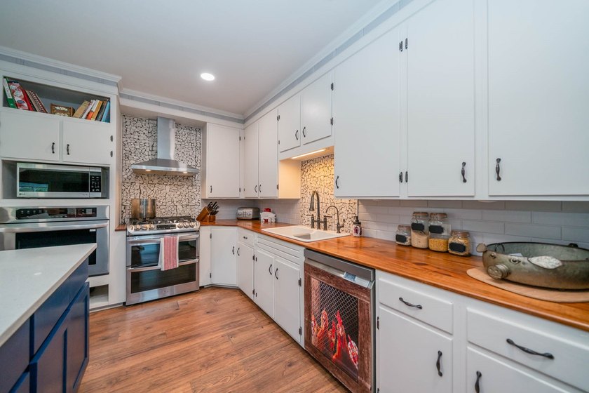 Just minutes from Lake Jacksonville, this beautifully renovated - photo 6
