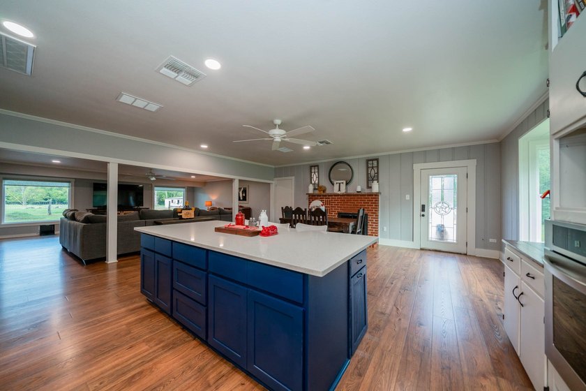 Just minutes from Lake Jacksonville, this beautifully renovated - photo 7