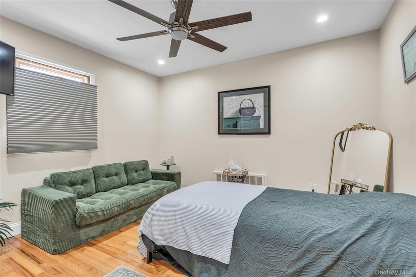 Welcome to this beautifully appointed four-bedroom - photo 15