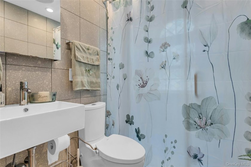 Welcome to this beautifully appointed four-bedroom - photo 16