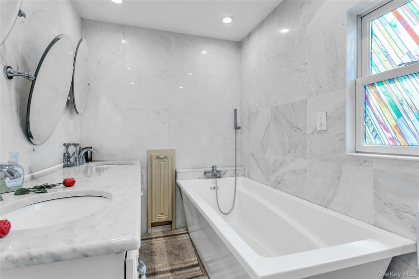 Welcome to this beautifully appointed four-bedroom - photo 18