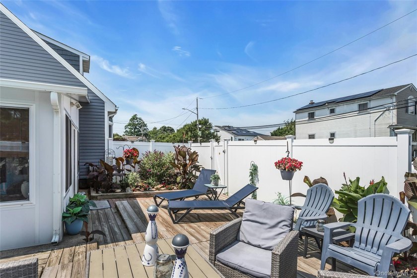Welcome to this beautifully appointed four-bedroom - photo 22