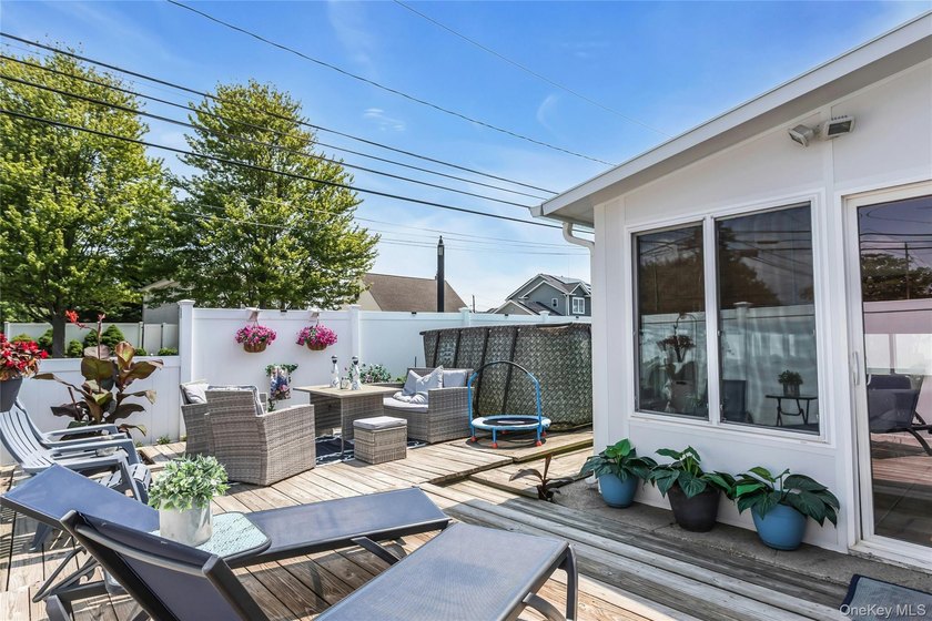 Welcome to this beautifully appointed four-bedroom - photo 23