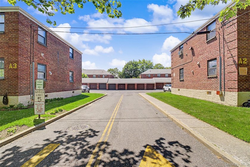 Welcome to this beautifully renovated 2 bedroom, 1 bathroom - photo 11