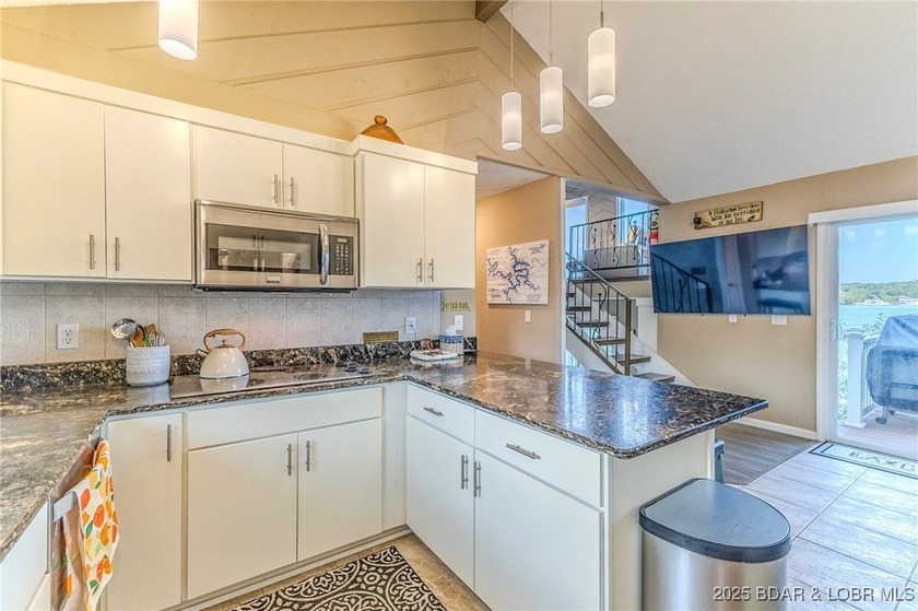 BREATH TAKING PANORAMIC VIEWS! This move-in ready 3-bedroom - photo 12