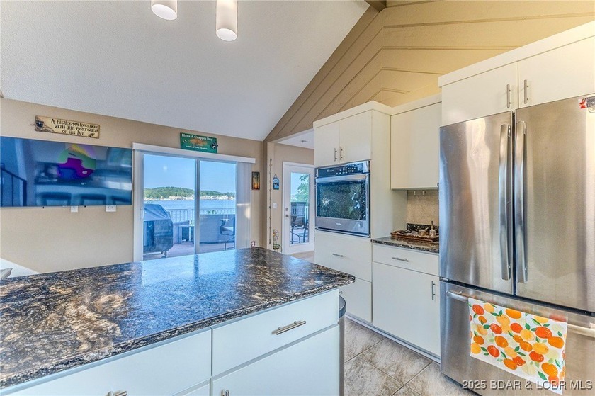 BREATH TAKING PANORAMIC VIEWS! This move-in ready 3-bedroom - photo 13
