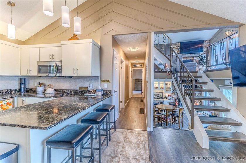 BREATH TAKING PANORAMIC VIEWS! This move-in ready 3-bedroom - photo 14