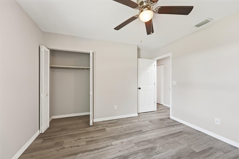 BRAND NEW ROOF, NEW A/C SYSTEM, FULLY RENOVATED .This - photo 17
