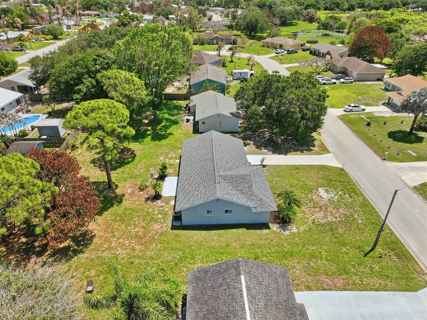 BRAND NEW ROOF, NEW A/C SYSTEM, FULLY RENOVATED .This - photo 31
