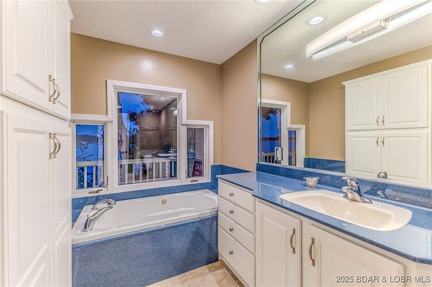 BREATH TAKING PANORAMIC VIEWS! This move-in ready 3-bedroom - photo 34