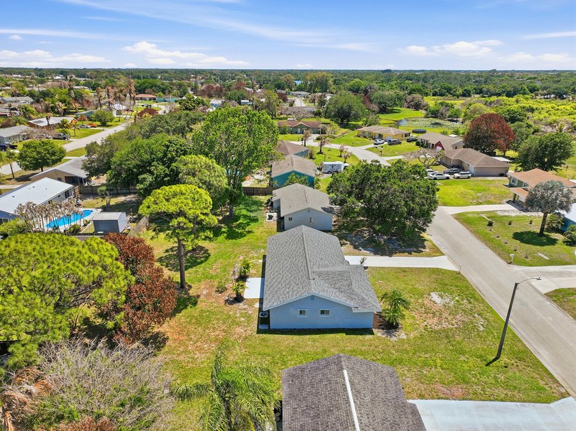 BRAND NEW ROOF, NEW A/C SYSTEM, FULLY RENOVATED .This - photo 34