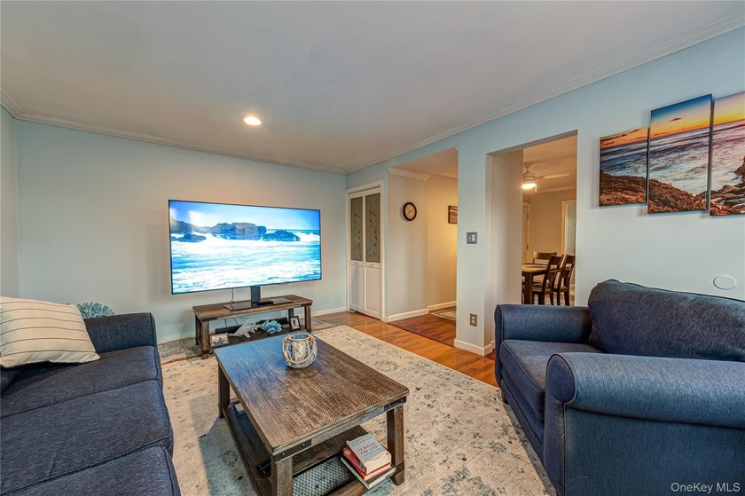 Customized second story corner unit in pristine condition - photo 3