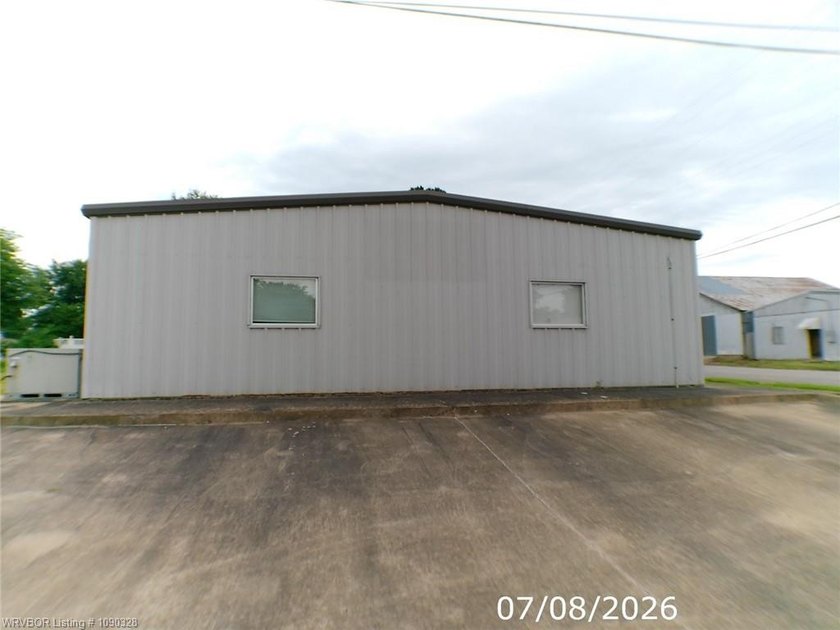 Close to the center of town. 3,200 sq ft office space, contains - photo 3