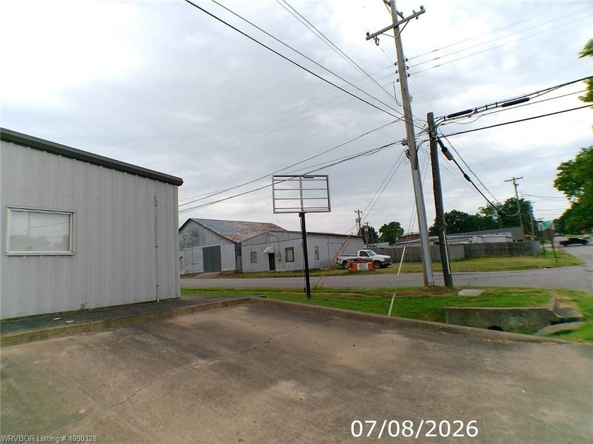 Close to the center of town. 3,200 sq ft office space, contains - photo 4