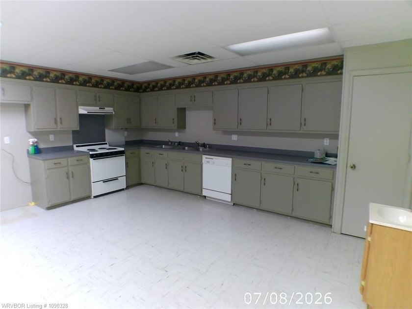 Close to the center of town. 3,200 sq ft office space, contains - photo 6