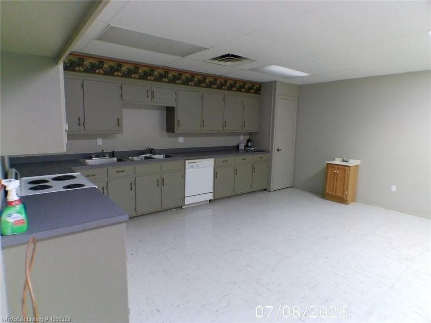 Close to the center of town. 3,200 sq ft office space, contains - photo 7