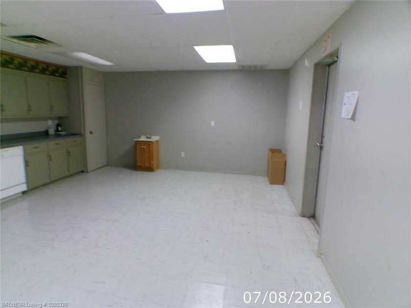 Close to the center of town. 3,200 sq ft office space, contains - photo 8