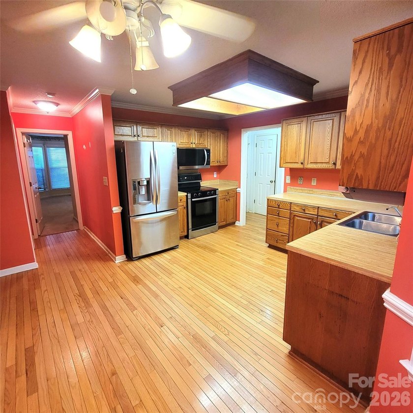 **PRICE REDUCED $100,000 FOR QUICK CLOSING!**Highly sought after - photo 11