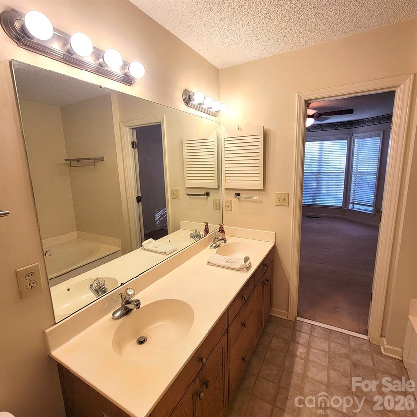 **PRICE REDUCED $100,000 FOR QUICK CLOSING!**Highly sought after - photo 21