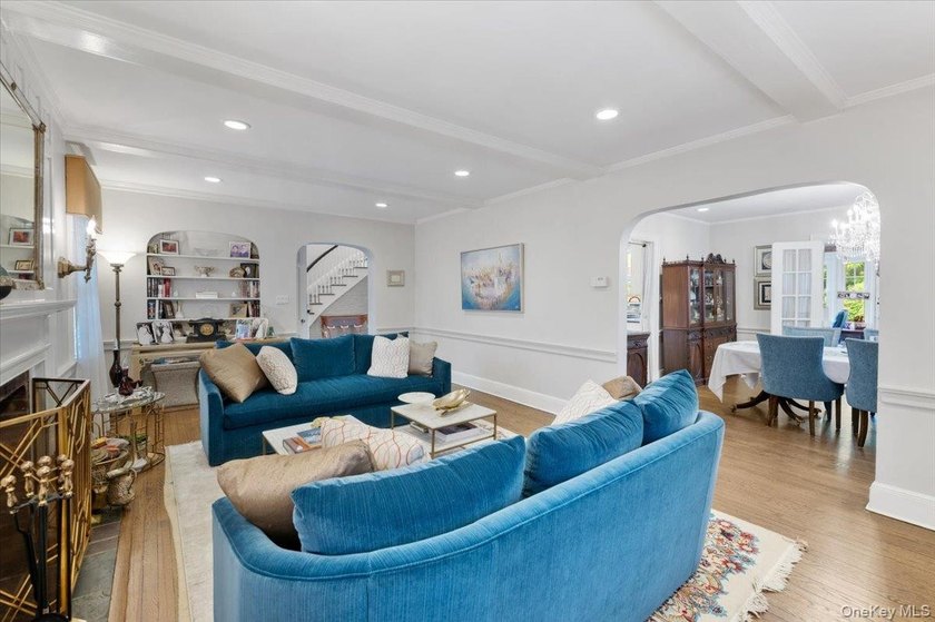Welcome to this lovely side hall colonial boasting 4 bedrooms, 3 - photo 5