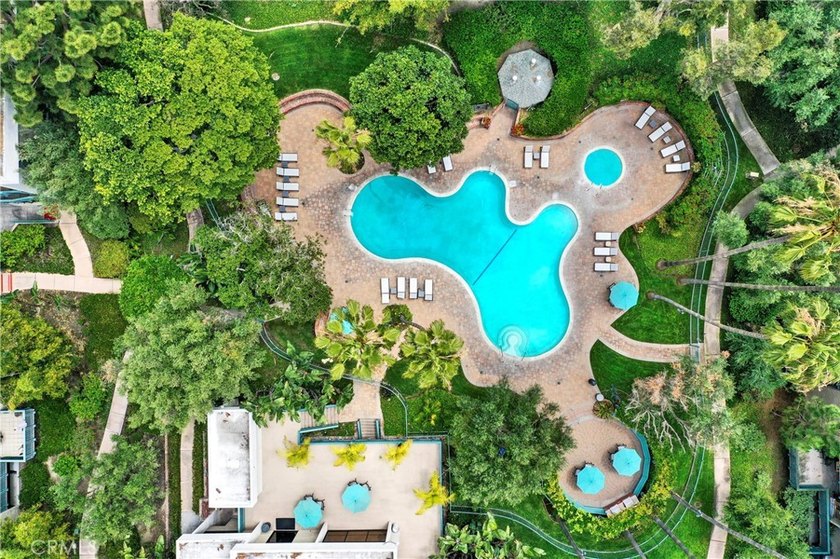 Welcome to your own peaceful retreat where lush greenery - photo 7