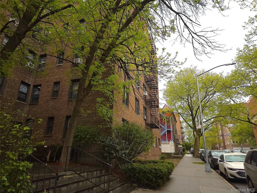 Two Bedrooms Co-op Unit in Great Location! Hardwood Floors - photo 2