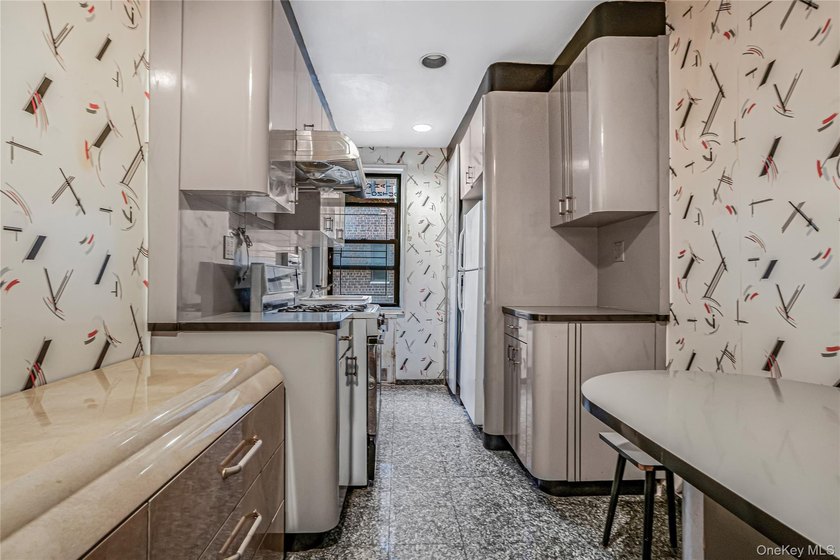 Two Bedrooms Co-op Unit in Great Location! Hardwood Floors - photo 8