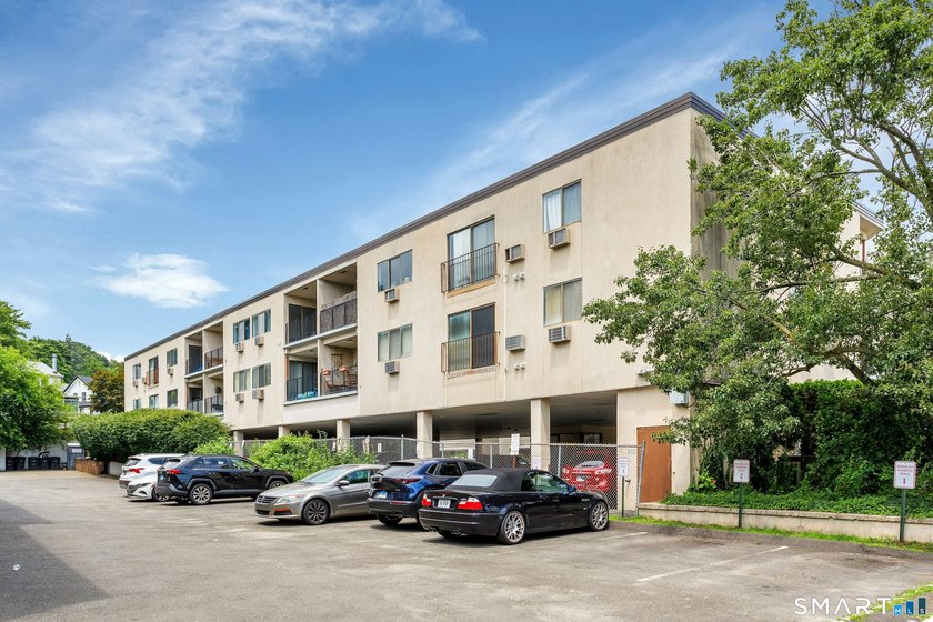 A commuters delight! This top floor 2 bedroom condo located in - photo 3