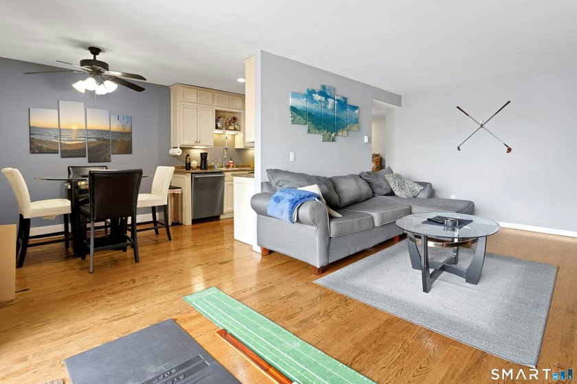 A commuters delight! This top floor 2 bedroom condo located in - photo 6