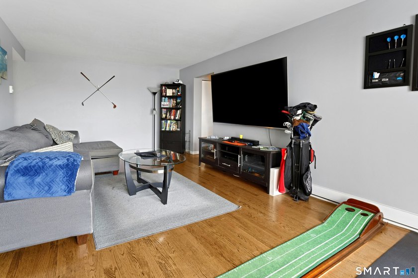 A commuters delight! This top floor 2 bedroom condo located in - photo 7
