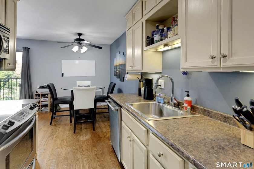A commuters delight! This top floor 2 bedroom condo located in - photo 9