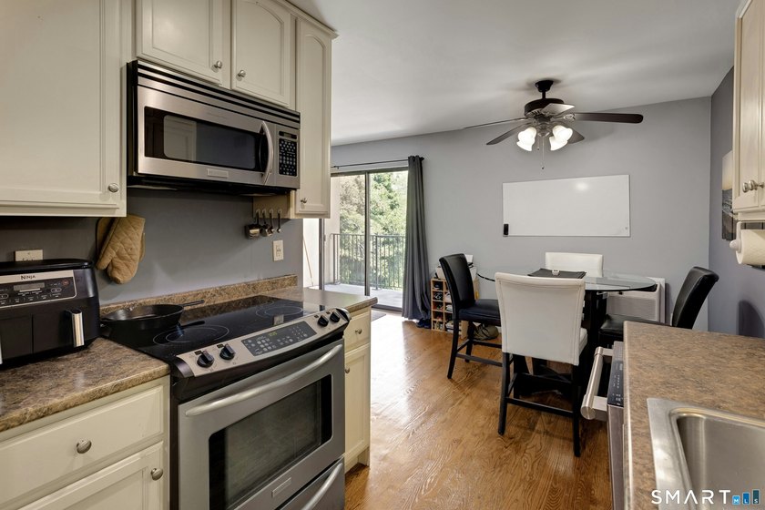 A commuters delight! This top floor 2 bedroom condo located in - photo 10