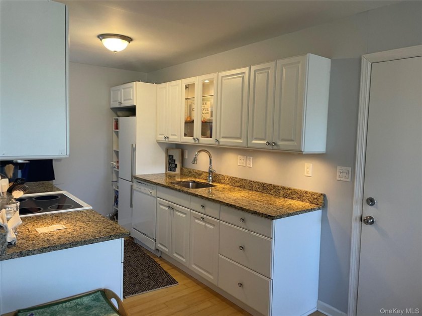 This inviting second-floor condo in Westhampton offers a - photo 6