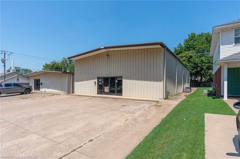 3200 SQ foot, Heated and Cooled commercial building, with Great - photo 2