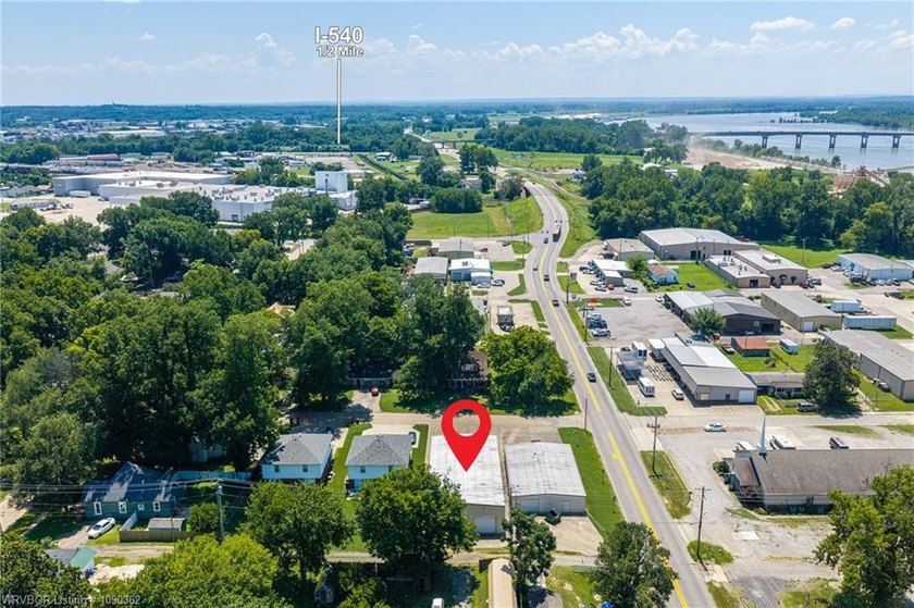 3200 SQ foot, Heated and Cooled commercial building, with Great - photo 3