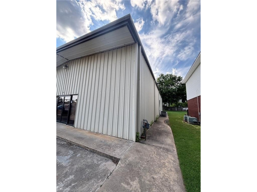 3200 SQ foot, Heated and Cooled commercial building, with Great - photo 6