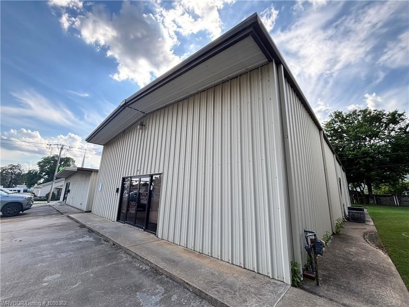 3200 SQ foot, Heated and Cooled commercial building, with Great - photo 8