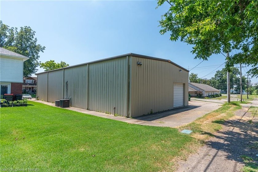 3200 SQ foot, Heated and Cooled commercial building, with Great - photo 10