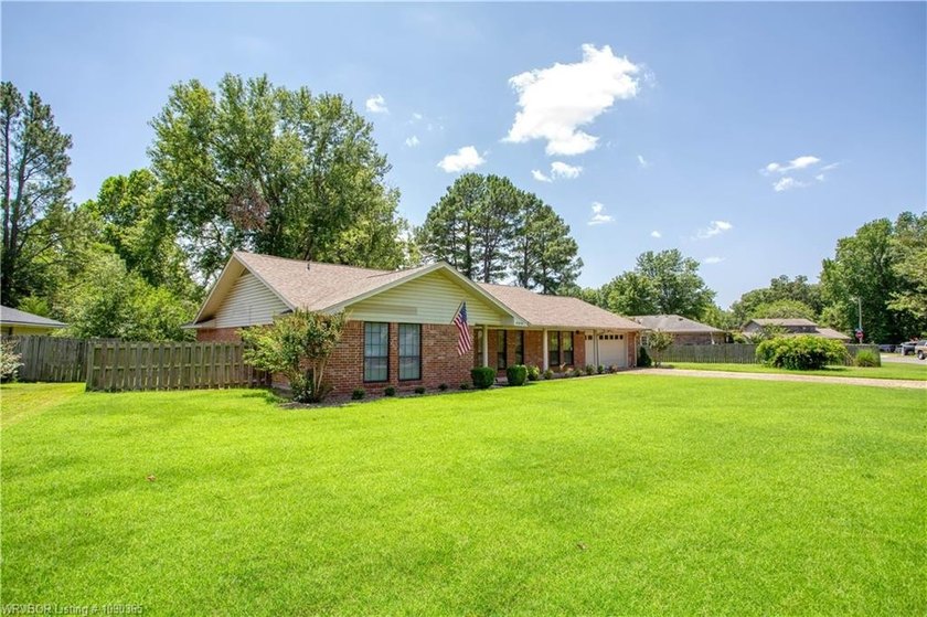 Welcome to this charming home in the desirable Village Harbor - photo 2