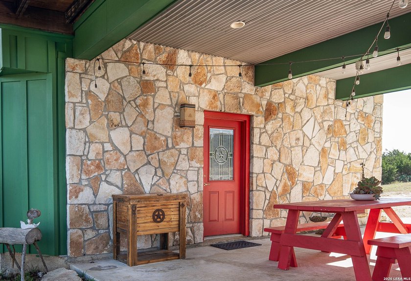 Come and see this beautiful custom built home in the Texas Hill - photo 10