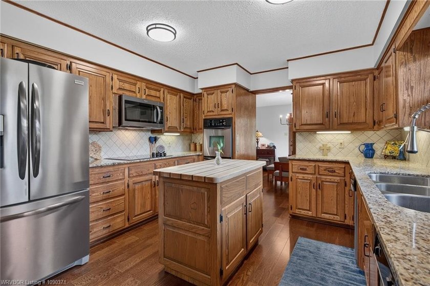 Welcome to this charming Tudor-style home in the Fianna Hills - photo 8