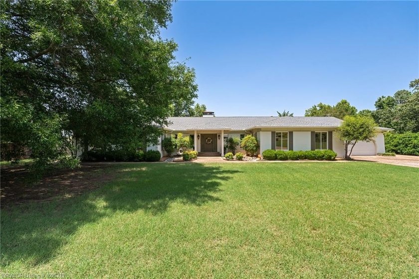 Gorgeous new listing on Free Ferry Circle. This estate-size home - photo 2